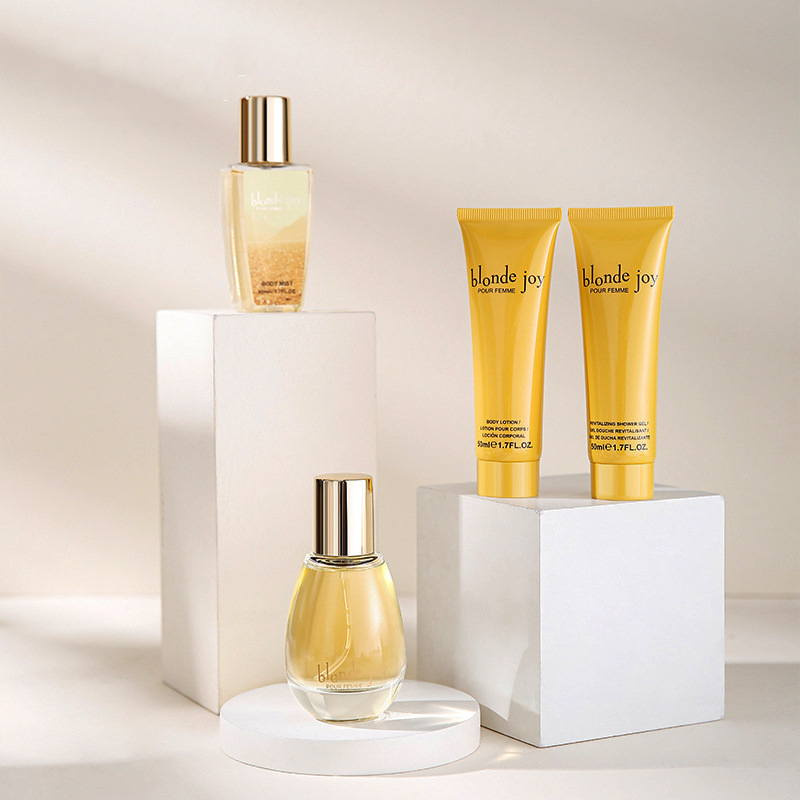 Poklon set za njegu kože za kupanje uključuje gel za tuširanje, losion za tijelo i maglicu za tijelo i parfem za žene